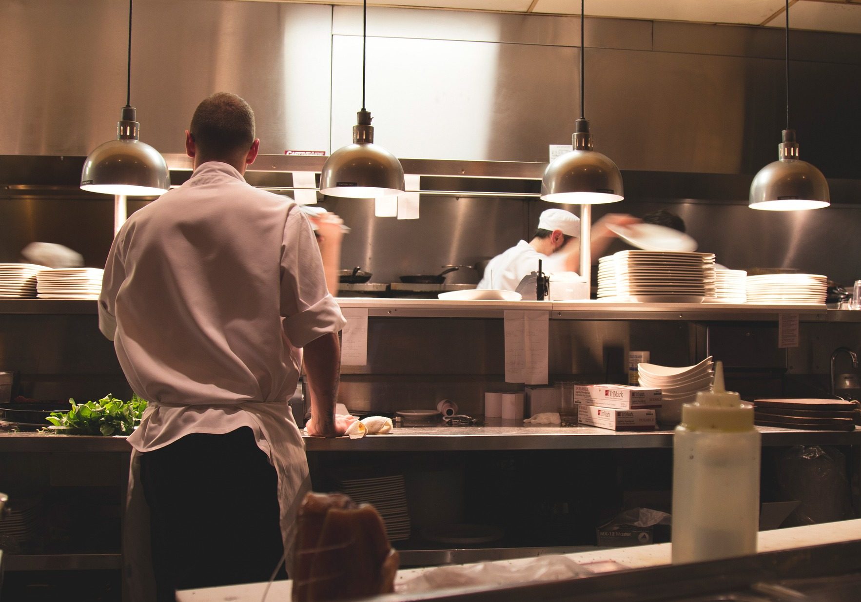 cozinha de um restaurante em funcionamento